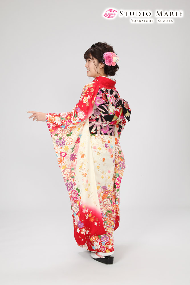 白&赤地の花柄の振袖がとってもお似合い(^^♪