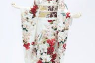 鈴鹿店　F1575　ｸﾘｰﾑ地 市松ﾘﾎﾞﾝ 白×ｺﾞｰﾙﾄﾞ大きなゆりの花