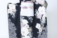 四日市店　F1669　黒地　ピンクの椿　絵画の様な白い花