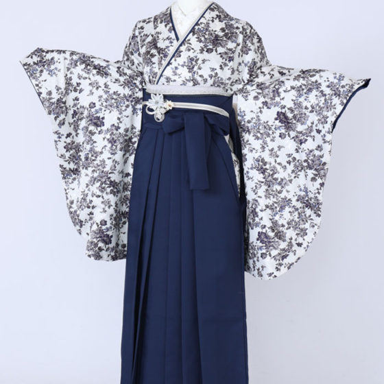 四日市店 C9707 白地 薔薇模様 黒・ブルーの小花総柄