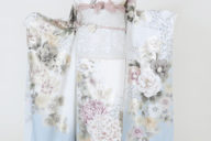 四日市店　F1785　白地裾水色　ピンク・黄・金彩の牡丹・菊・葉